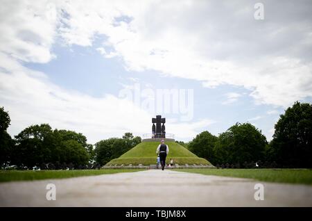 02 giugno 2019, France (Francia), La Cambe: un uomo cammina attraverso il cimitero militare. Il cimitero militare di La Cambe è un cimitero di guerra tedesco si trova nei pressi della città di Bayeux (Francia). Qui si trovano circa 21.000 soldati tedeschi che è morto nella Seconda Guerra Mondiale. 06.06.2019 è il settantacinquesimo anniversario dello sbarco delle truppe alleate in Normandia (D-giorno). Foto: Kay Nietfeld/dpa Foto Stock