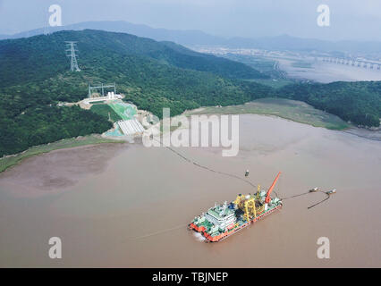 Zhoushan. 2 Giugno, 2019. Foto aerea adottate il 2 giugno 2019 mostra l'ultima sezione del cavo sottomarino trainato per Dapengshan isola in Zhoushan, est della Cina di Provincia dello Zhejiang. Il cavo sottomarino costruzione ha completato la domenica. Credito: Xu Yu/Xinhua/Alamy Live News Foto Stock