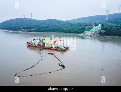 Zhoushan. 2 Giugno, 2019. Foto aerea adottate il 2 giugno 2019 mostra l'ultima sezione del cavo sottomarino trainato per Dapengshan isola in Zhoushan, est della Cina di Provincia dello Zhejiang. Il cavo sottomarino costruzione ha completato la domenica. Credito: Xu Yu/Xinhua/Alamy Live News Foto Stock