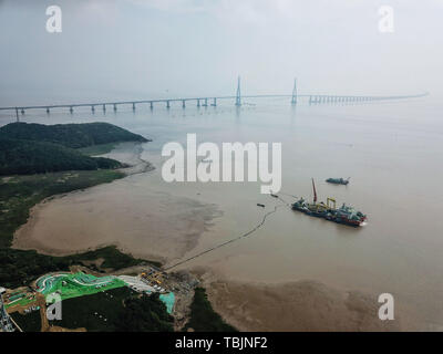 Zhoushan. 2 Giugno, 2019. Foto aerea adottate il 2 giugno 2019 mostra l'ultima sezione del cavo sottomarino trainato per Dapengshan isola in Zhoushan, est della Cina di Provincia dello Zhejiang. Il cavo sottomarino costruzione ha completato la domenica. Credito: Xu Yu/Xinhua/Alamy Live News Foto Stock