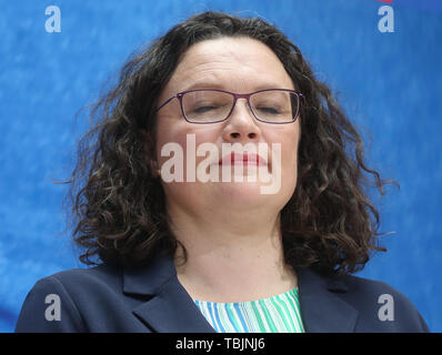 Berlino, Germania. 27 Maggio, 2019. Andrea Nahles, DOCUP leader federale e leader di fazione, Katarina Orzo, SPD top candidato per le elezioni europee, parla alla conferenza stampa presso la SPD in sede. SPD e la fazione Nahles leader si dimette. Credito: Wolfgang Kumm/dpa/Alamy Live News Foto Stock