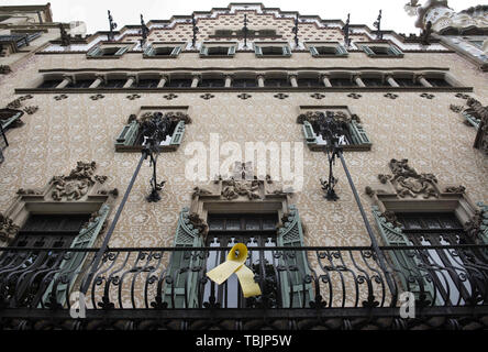 Barcellona, Spagna. 29 Maggio, 2019. In tutta la città di Barcellona, edifici pubblici le imprese locali ed appartamenti appendere i nastri giallo a sostegno di incarcerato pro-indipendenza dei politici. Credito: Miguel Candela/SOPA Immagini/ZUMA filo/Alamy Live News Foto Stock