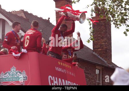 Liverpool, Regno Unito, 2 giugno 2019. Liverpool giocatori su una vittoria parata attraverso la città dopo aver vinto la finale di Champions League contro il Tottenham in Madrid. Credit:Ken Biggs/Alamy Live News. Foto Stock