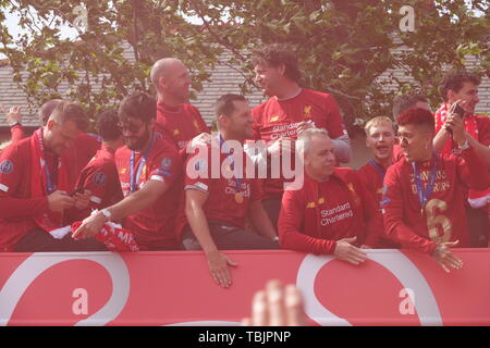 Liverpool, Regno Unito, 2 giugno 2019. Liverpool giocatori su una vittoria parata attraverso la città dopo aver vinto la finale di Champions League contro il Tottenham in Madrid. Credit:Ken Biggs/Alamy Live News. Foto Stock