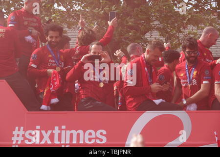 Liverpool, Regno Unito, 2 giugno 2019. Liverpool giocatori su una vittoria parata attraverso la città dopo aver vinto la finale di Champions League contro il Tottenham in Madrid. Credit:Ken Biggs/Alamy Live News. Foto Stock