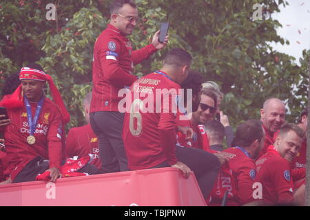 Liverpool, Regno Unito, 2 giugno 2019. Liverpool giocatori su una vittoria parata attraverso la città dopo aver vinto la finale di Champions League contro il Tottenham in Madrid. Credit:Ken Biggs/Alamy Live News. Foto Stock