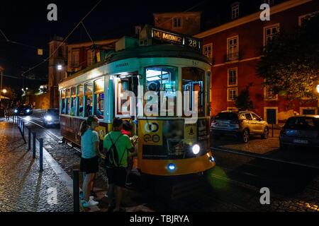 Lisbona, Portogallo. 13 Maggio, 2019. 13.05.2019, Lisbona, la capitale del Portogallo nella penisola iberica nella primavera del 2019. Una tipica scena di strada di sera nel centro storico di Lisbona, l'Alfama sul largo Portas do Sol con una linea di tram 28 | Utilizzo di credito in tutto il mondo: dpa/Alamy Live News Foto Stock