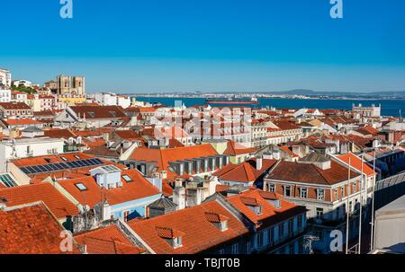 13.05.2019, Lisbona, la capitale del Portogallo nella penisola iberica nella primavera del 2019. La vista sui tetti di tegole rosse della città dall'Elevador de Santa Justa, anche Elevador do Carmo nella direzione del Tejo. Chiamato nella foto il Catedral Sé patriarcale, anche Igreja de Santa Maria Maior. È la chiesa principale di Lisbona e la Cattedrale del Patriarcato di Lisbona. | Utilizzo di tutto il mondo Foto Stock