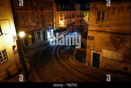 Lisbona, Portogallo. 13 Maggio, 2019. 13.05.2019, Lisbona, la capitale del Portogallo nella penisola iberica nella primavera del 2019. Una tipica scena di strada di sera nel centro storico di Lisbona, l'Alfama con una linea di tram 28. | Utilizzo di credito in tutto il mondo: dpa/Alamy Live News Foto Stock