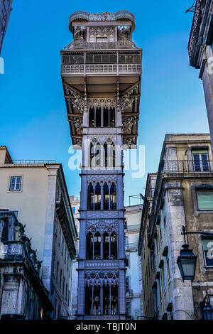 Lisbona, Portogallo. 13 Maggio, 2019. 13.05.2019, Lisbona, la capitale del Portogallo nella penisola iberica nella primavera del 2019. L'Elevador de Santa Justa, noto anche come l'Elevador do Carmo, è un passeggero ascensore che collega il quartiere di Baixa con la parte superiore del quartiere Chiado nel centro di Lisbona. | Utilizzo di credito in tutto il mondo: dpa/Alamy Live News Foto Stock