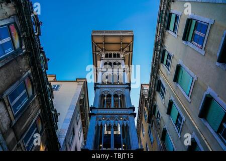 Lisbona, Portogallo. 13 Maggio, 2019. 13.05.2019, Lisbona, la capitale del Portogallo nella penisola iberica nella primavera del 2019. L'Elevador de Santa Justa, noto anche come l'Elevador do Carmo, è un passeggero ascensore che collega il quartiere di Baixa con la parte superiore del quartiere Chiado nel centro di Lisbona. | Utilizzo di credito in tutto il mondo: dpa/Alamy Live News Foto Stock