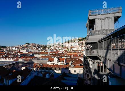 Lisbona, Portogallo. 13 Maggio, 2019. 13.05.2019, Lisbona, la capitale del Portogallo nella penisola iberica nella primavera del 2019. L'Elevador de Santa Justa, noto anche come l'Elevador do Carmo, è un passeggero ascensore che collega il quartiere di Baixa con la parte superiore del quartiere Chiado nel centro di Lisbona. | Utilizzo di credito in tutto il mondo: dpa/Alamy Live News Foto Stock