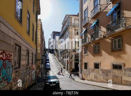 Lisbona, Portogallo. 13 Maggio, 2019. 13.05.2019, Lisbona, la capitale del Portogallo nella penisola iberica nella primavera del 2019. Una tipica strada canyon nel talvolta strette strade di Lisbona. | Utilizzo di credito in tutto il mondo: dpa/Alamy Live News Foto Stock