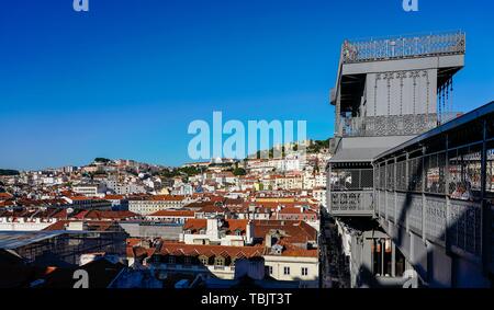 Lisbona, Portogallo. 13 Maggio, 2019. 13.05.2019, Lisbona, la capitale del Portogallo nella penisola iberica nella primavera del 2019. L'Elevador de Santa Justa, noto anche come l'Elevador do Carmo, è un passeggero ascensore che collega il quartiere di Baixa con la parte superiore del quartiere Chiado nel centro di Lisbona. | Utilizzo di credito in tutto il mondo: dpa/Alamy Live News Foto Stock