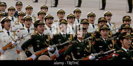 Pechino, Cina. 28 Maggio, 2019. Soldati cinesi eseguire la guardia d'onore mansioni presso la Grande Sala del Popolo, accanto a Piazza Tiananmen, a Pechino il 28 giugno 2019. Foto di Stefano rasoio/UPI Credito: Todd Lee/ZUMA filo/Alamy Live News Foto Stock