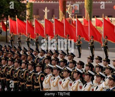 Pechino, Cina. 28 Maggio, 2019. Soldati cinesi eseguire la guardia d'onore mansioni presso la Grande Sala del Popolo, accanto a Piazza Tiananmen, a Pechino il 28 giugno 2019. Foto di Stefano rasoio/UPI Credito: Todd Lee/ZUMA filo/Alamy Live News Foto Stock