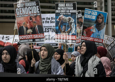 Londra, Regno Unito. 02 Giugno, 2019. Al Quds giorno marzo attraverso il centro di Londra organizzata dalla Commissione islamica per i diritti dell'uomo. Centinaia di raccogliere per la pro-palestinese evento che ha cominciato a marciare da fuori casa ufficio su Marsham Street verso Downing Street a Westminster. Il mese di marzo è stato contro-protestato dai membri della Federazione sionista e alcuni esponenti di destra gruppi nazionalisti che hanno tentato di fermare il marzo di raggiungere il suo ultimo rally point di fronte a Downing Street. Alcuni scontri e gli arresti si è verificato. Credito: Guy Corbishley/Alamy Live News Foto Stock