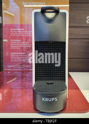 LEEDS, Regno Unito - 1 GIUGNO 2019: da Nespresso Krups Essenza sul display all'interno di un negozio di Leeds Foto Stock