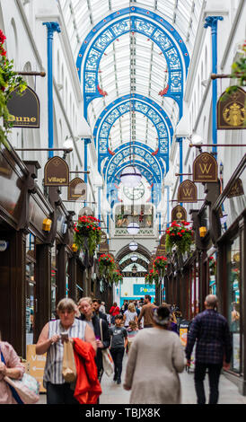 Thornton's Arcade a Leeds che mostra i negozi e i clienti Foto Stock