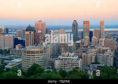 La città di Montreal skyline al tramonto visto dal Mont Royal con urban grattacieli. Foto Stock