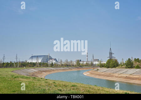 Reattori nucleari di Cernobyl accanto al fiume pripjat, 4a (vista esplosa) reattore con sarcofago sulla sinistra, il terzo reattore sulla destra, zona di esclusione Foto Stock