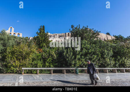 Atene Grecia - 25 ottobre 2018: uomo a camminare da soli con un sacchetto nelle sue mani ai piedi dell'Acropoli Foto Stock