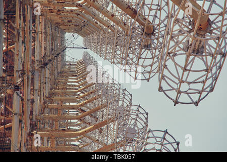 Ampio campo di antenna. Sovietica sistema radar Duga alla centrale nucleare di Cernobyl. ABM difesa missilistica. Campo di antenna, sopra l'orizzonte radar. O militari Foto Stock