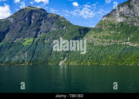 Il Geirangerfjord ha molte cascate spettacolari come il Bringefossen (o) Gomsdalsfossen, Sunnmore, More og Romsdal, Norvegia Foto Stock