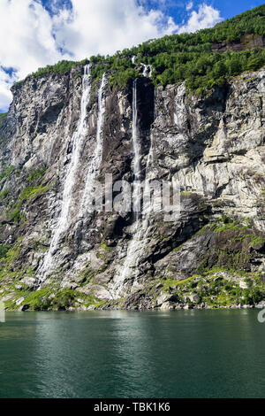 Close up dei Sette sorelle cascata di oltre il Geirangerfjord durante l'estate, Sunnmore, More og Romsdal, Norvegia Foto Stock