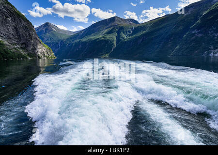 Paesaggio naturale del Geirangerfjord visto da un giro turistico in barca facendo un viaggio attraverso il fiordo da Geiranger a Hellesylt, Norvegia Foto Stock