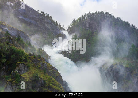 Cascata di Låtefossen in Norvegia, vicino a Odda Foto Stock