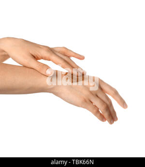 Donna applicazione di scrub di zucchero su mani contro uno sfondo bianco Foto Stock