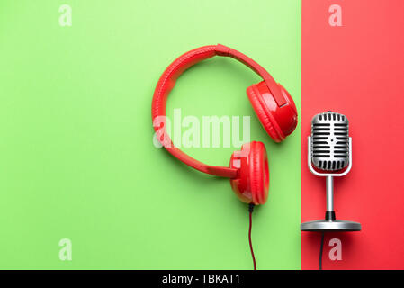 Retrò microfono e cuffie sul colore di sfondo Foto Stock