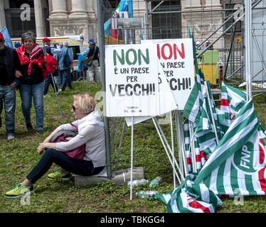 Roma, Italia. Dal 01 Giugno, 2019. Roma, Italia. Dal 01 Giugno, 2019. Nazionale dei pensionati di dimostrazione con lo slogan "Dacci attenzione', chiamato dalla SPI-CGIL, FNP-CISL e UILP-UIL sindacati contro il governo. Protestano contro il taglio della rivalutazione dei controlli e per chiedere più protezione e meno tasse per 16 milioni di pensionati. Credito: PACIFIC PRESS/Alamy Live News Foto Stock