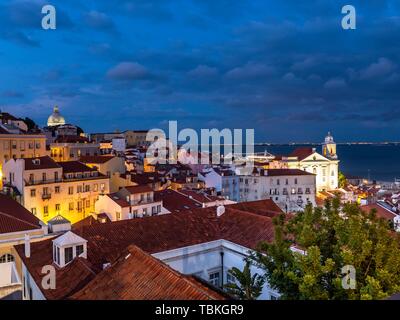 Vista dal Miradouro Santa Luzia per la città vecchia, il cielo di sera, quartiere di Alfama, Lisbona, Portogallo Foto Stock
