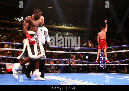 Callum Smith (destra) celebra la sua vittoria contro Hassan N'Dam in la WBA 'Super' Mondo, WBC Diamond, Anello Magazine Super-Middlesweight titolo di lotta al Madison Square Garden di New York. Foto Stock