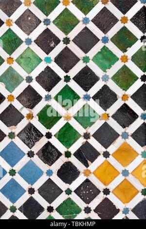 Mosaico di piazza colorate piastrelle di ceramica, Palacios Nazaries, Nasrid palazzi, Alhambra di Granada, Sito Patrimonio Mondiale dell'UNESCO, Andalusia, Spagna Foto Stock