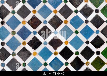 Mosaico di piazza colorate piastrelle di ceramica, Palacios Nazaries, Nasrid palazzi, Alhambra di Granada, Sito Patrimonio Mondiale dell'UNESCO, Andalusia, Spagna Foto Stock