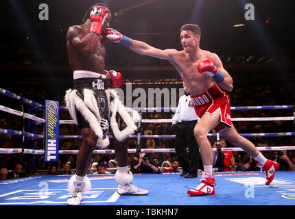 Callum Smith (destra) in azione contro Hassan N'Dam in la WBA 'Super' Mondo, WBC Diamond, Anello Magazine Super-Middlesweight titolo di lotta al Madison Square Garden di New York. Foto Stock