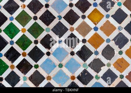 Mosaico di piazza colorate piastrelle di ceramica, Palacios Nazaries, Nasrid palazzi, Alhambra di Granada, Sito Patrimonio Mondiale dell'UNESCO, Andalusia, Spagna Foto Stock