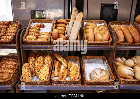 Gustosi prodotti di panetteria freschi nel supermercato Foto Stock