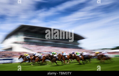 Ornato cavalcato da fantino Phil Dennis (sinistra) sul modo di vincere la Investec Dash Handicap durante il Derby giorno del 2019 Investec Derby Festival presso la Epsom Racecourse, Epsom. Foto Stock