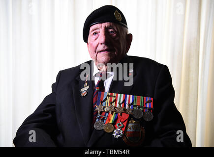 È sotto embargo per 0001 Lunedì 03 Giugno 98-anno-vecchio D-Day veterano Don Sheppard, nella sua casa di Basildon, Essex. Foto Stock