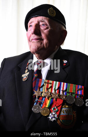 È sotto embargo per 0001 Lunedì 03 Giugno 98-anno-vecchio D-Day veterano Don Sheppard, nella sua casa di Basildon, Essex. Foto Stock