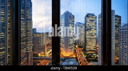 Moderni edifici per uffici a Tokyo attraverso la finestra Foto Stock
