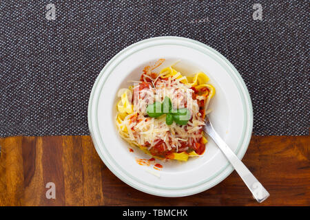 bolognese di pasta italiana con basilico Foto Stock