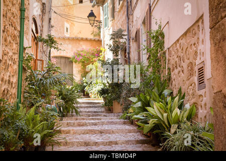 ripida scalinata di strada nella città medievale mediterranea Foto Stock