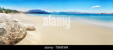 Golden Beach con texture rock in giornata soleggiata in Nuova Zelanda Foto Stock