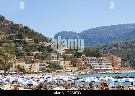 Maiorca, SPAGNA - GIUGNO 2016 turisti che prendono il sole sulla spiaggia affollata il 2016 Giugno a Maiorca, Spagna Foto Stock