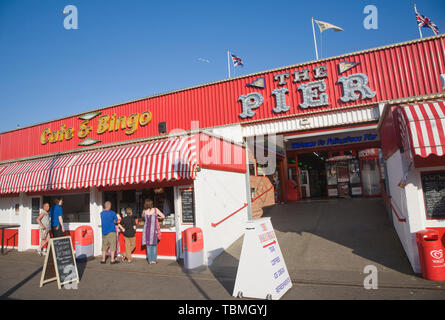 Cafe e il bingo, divertimento arcade entrata presso il porto di Felixstowe, Suffolk, Inghilterra, Regno Unito Foto Stock